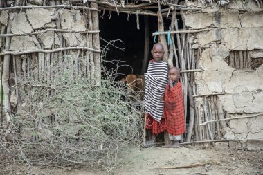 Aynı, Tanzanya, 4 Haziran 2019: Maasai çocuklar boma evlerinin kapısında (köy)