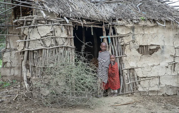 Same Tanzania Juni 2019 Maasai Kinderen Bij Deur Van Hun — Stockfoto