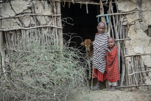 タンザニア 2019年6月4日 マサアイの子供たちはボマの家のドアで — ストック写真