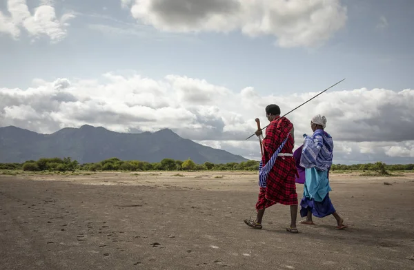 2019年6月8日 坦桑尼亚 马赛人走在大草原上 — 图库照片
