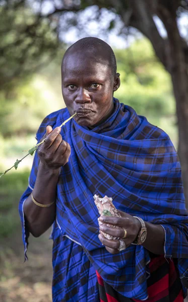 2019年6月4日 坦桑尼亚 马赛人从牛脚中吃骨髓 — 图库照片