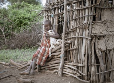 Aynı, Tanzanya, 5 Haziran 2019: Maasai çocuk evlerinden kaçan bebek keçitutmak