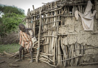 Aynı, Tanzanya, 5 Haziran 2019: Maasai çocuk evlerinden kaçan bebek keçitutmak