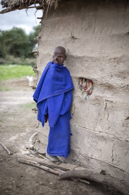 Aynı, Tanzanya, 5 Haziran, 2019: Maasai çocuk evinin önünde