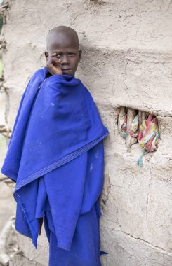 Aynı, Tanzanya, 5 Haziran, 2019: Maasai çocuk evinin önünde
