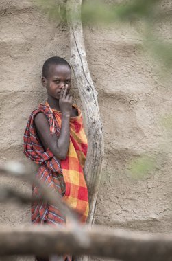 Aynı, Tanzanya, 5 Haziran 2019: genç Maasai evinin önünde