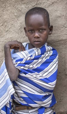 Aynı, Tanzanya, 5 Haziran 2019: genç Maasai evinin önünde