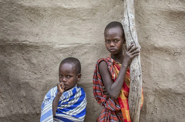 Misma Tanzania Junio 2019 Joven Masai Frente Casa — Foto de Stock