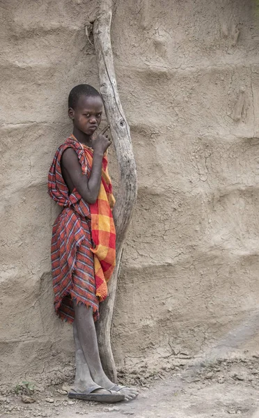 Stejně Tak Tanzanie Červen 2019 Mladá Maasai Před Domem — Stock fotografie