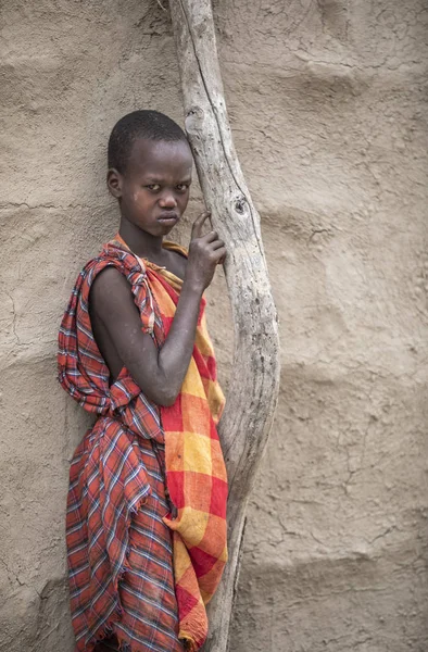 Misma Tanzania Junio 2019 Joven Masai Frente Casa — Foto de Stock