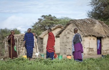 Aynı, Tanzanya - 4 Haziran 2019: maasai men docialising