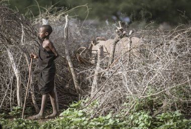 Aynı, Tanzanya - 4 Haziran 2019: Maasai erkek çoban, onların boma (köy) ortasında içine geri gönderme)