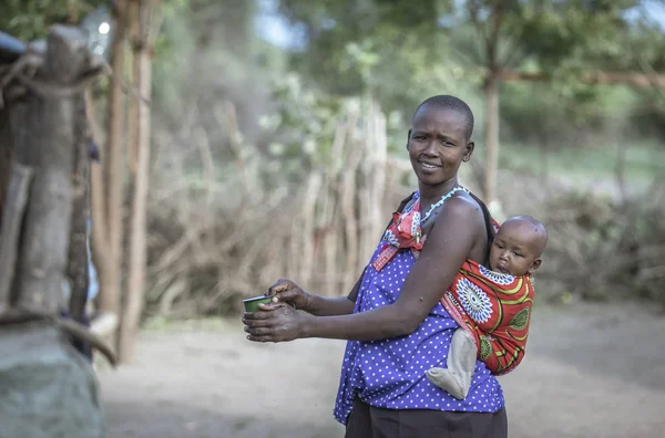 Same Tanzania Juni 2019 Maasai Vrouw Met Haar Baby Haar — Stockfoto