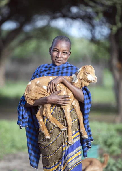 Selb Tansania Juni 2019 Massai Junge Mit Ziegenbaby — Stockfoto