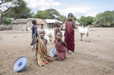 Aynı, Tanzanya - 4 Haziran 2019: oyuncaklarıyla maasai boys