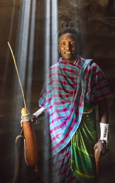 Aynı Tanzanya Haziran 2019 Geleneksel Bir Evin Içindeki Maasai Adam — Stok fotoğraf