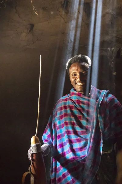 Aynı Tanzanya Haziran 2019 Geleneksel Bir Evin Içindeki Maasai Adam — Stok fotoğraf