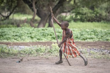 Aynı, Tanzanya - 4 Haziran 2019: Maasai çocuk evinin dışında oynuyor
