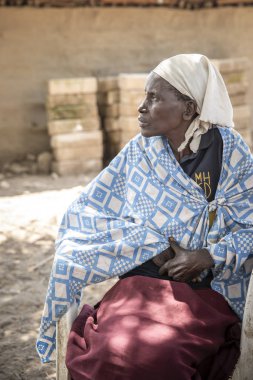 Aynı, Tanzanya - 4 Haziran 2019: maasai kadın istirahat