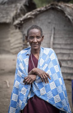 Aynı, Tanzanya - 4 Haziran 2019: maasai kadın bir kamera için gülümseyen