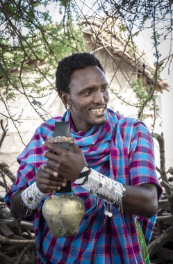 Aynı, Tanzanya - 4 Haziran 2019: maasai adam zili tutan