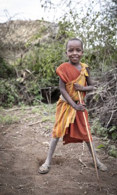 Aynı, Tanzanya - 5 Haziran 2019: geleneksel kıyafetli genç maasai çocuk