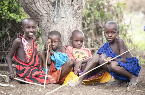 Idem Tanzanie Juin 2019 Jeunes Garçons Maasai Reposant Sous Arbre — Photo