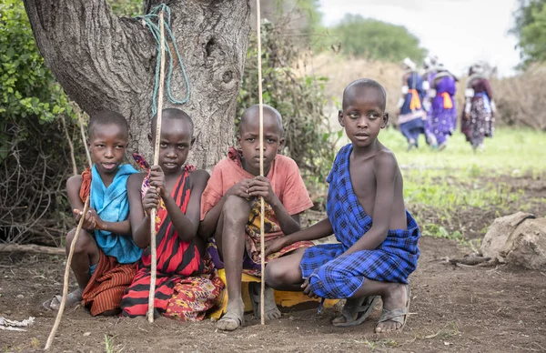 Aynı, Tanzanya - 5 Haziran 2019: ağaç altında dinlenen genç maasai erkek