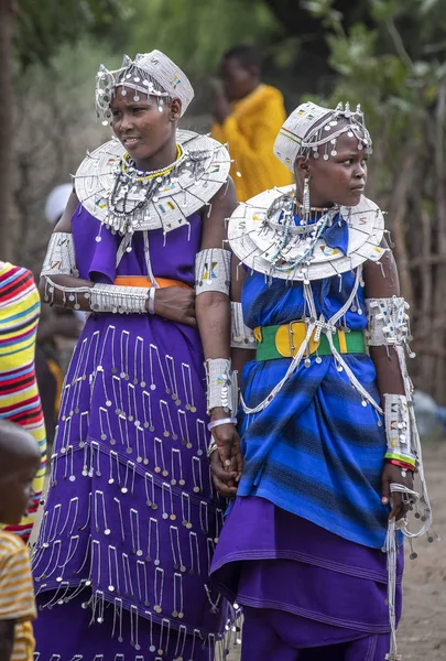 Same Tanzania Giugno 2019 Giovani Donne Maasai Vestite Festeggiare — Foto Stock