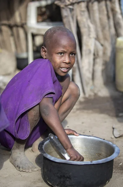 Mismo Tanzania Junio 2019 Una Joven Masai Raspando Las Sobras — Foto de Stock