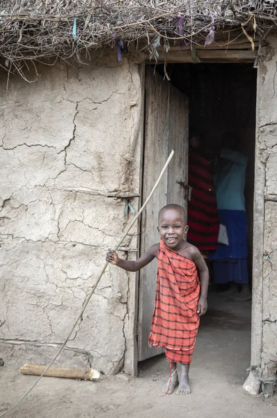 Mismo Tanzania Junio 2019 Joven Masai Las Puertas Casa — Foto de Stock