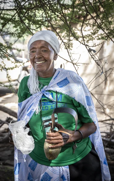 Самое Танзания Июня 2019 Года Женщина Масаи Колокольчиком — стоковое фото