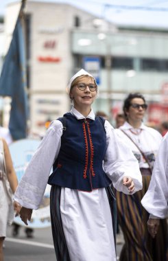 Tallinn, Estonya - 6 Temmuz, 2019: Tallinn sokaklarında geleneksel giyim insanlar