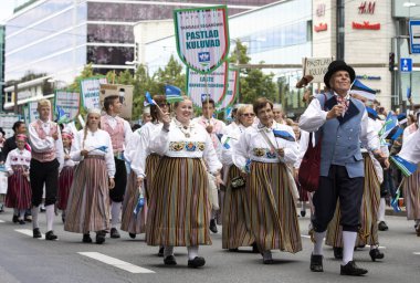 Tallinn, Estonya - 6 Temmuz, 2019: Tallinn sokaklarında geleneksel giyim insanlar