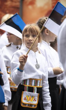 Tallinn, Estonya - 6 Temmuz 2019: Tallinn sokaklarında geleneksel giyim çocuklar