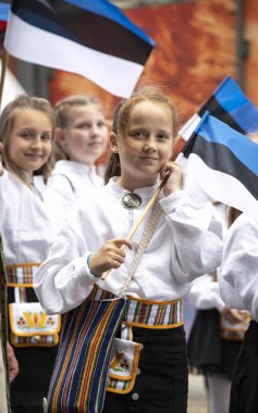 Tallinn, Estonya - 6 Temmuz 2019: Tallinn sokaklarında geleneksel giyim çocuklar