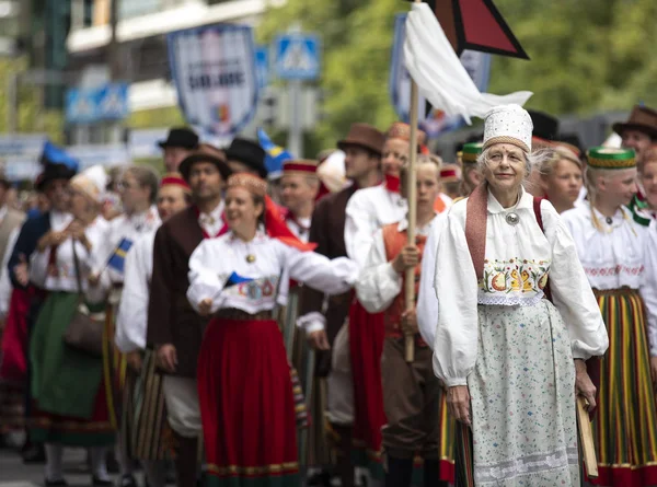 Tallinn Estonsko Červenec 2019 Lidé Tradičním Oblečení Ulicích Tallinnu — Stock fotografie