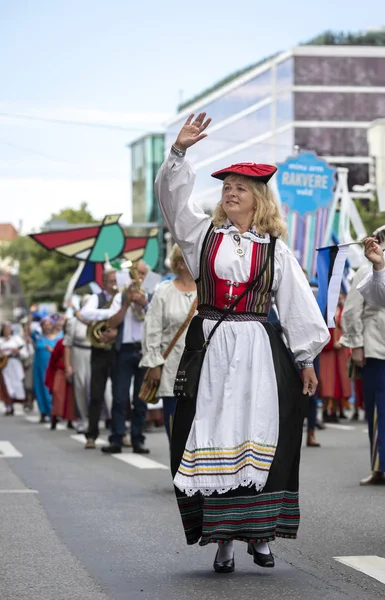 Tallinn Estônia Julho 2019 Pessoas Roupas Tradicionais Nas Ruas Tallinn — Fotografia de Stock