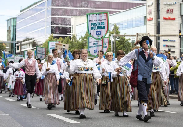 タリン エストニア 2019年7月6日 タリンの通りで伝統的な服を着た人々 — ストック写真