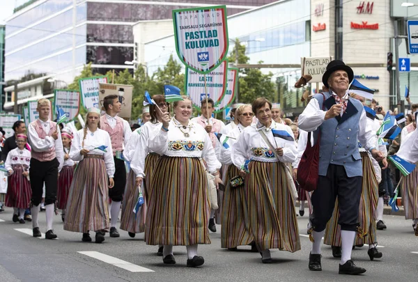 Таллінн Естонія Липня 2019 Люди Традиційному Одязі Вулицях Таллінна — стокове фото