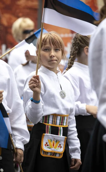 Tallinn Estônia Julho 2019 Crianças Roupas Tradicionais Nas Ruas Tallinn — Fotografia de Stock
