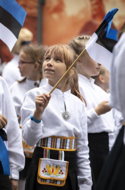 Tallinn, Estonya - 6 Temmuz 2019: Tallinn sokaklarında geleneksel giyim çocuklar