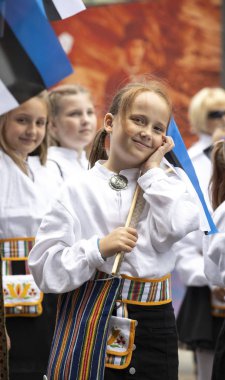 Tallinn, Estonya - 6 Temmuz 2019: Tallinn sokaklarında geleneksel giyim çocuklar