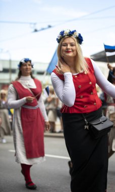 Tallinn, Estonya - 6 Temmuz, 2019: Tallinn sokaklarında geleneksel giyim insanlar