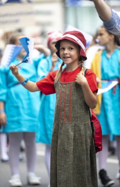 Tallinn, Estonya - 6 Temmuz 2019: Tallinn sokaklarında geleneksel giyim küçük kız