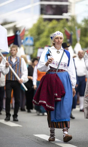 Таллинн Эстония Июля 2019 Года Люди Традиционной Одежде Улицах Таллинна — стоковое фото