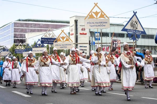 タリン エストニア 2019年7月6日 タリンの通りで伝統的な服を着た人々 — ストック写真