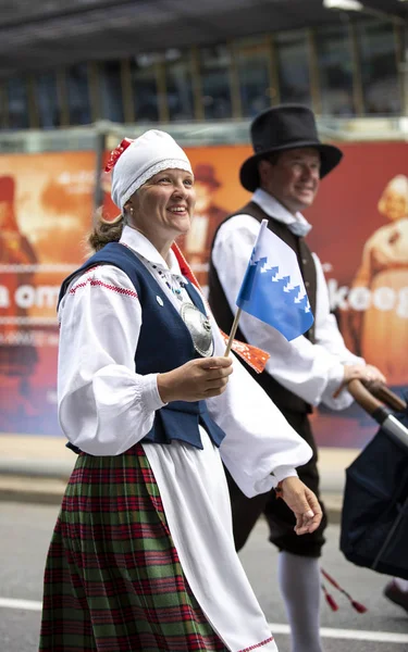 Таллінн Естонія Липня 2019 Люди Традиційному Одязі Вулицях Таллінна — стокове фото