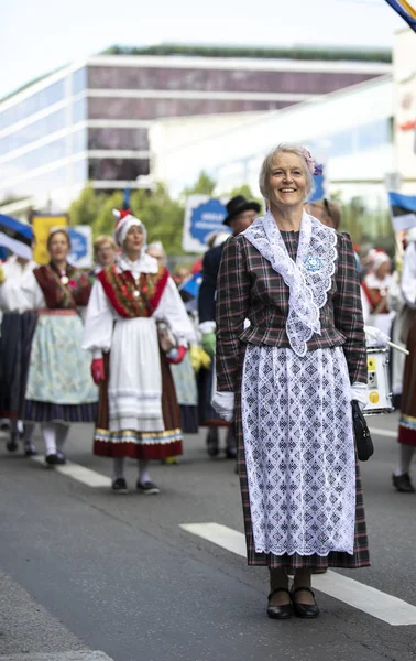 Tallinn Estonsko Červenec 2019 Lidé Tradičním Oblečení Ulicích Tallinnu — Stock fotografie