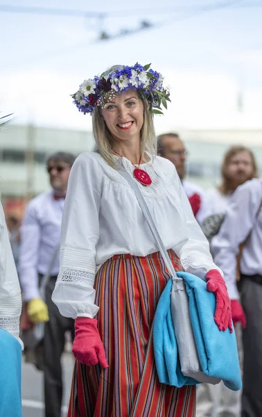 Tallinn Estonsko Červenec 2019 Lidé Tradičním Oblečení Ulicích Tallinnu — Stock fotografie